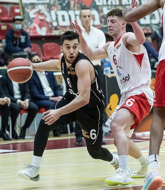 תמיר בלאט מחפש את הסל, הערב בגן נר // צילום: עודד קרני